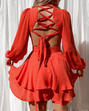 Minifalda de satén con escote en V profundo y manga larga con lazo en la espalda naranja