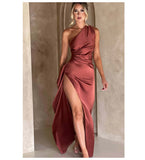 Vestido ajustado de satín con abertura plisada y un solo hombro en color liso
