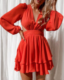 Minifalda de satén con escote en V profundo y manga larga con lazo en la espalda naranja