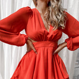 Minifalda de satén con escote en V profundo y manga larga con lazo en la espalda naranja