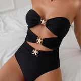 Traje de baño ajustado para chica caliente